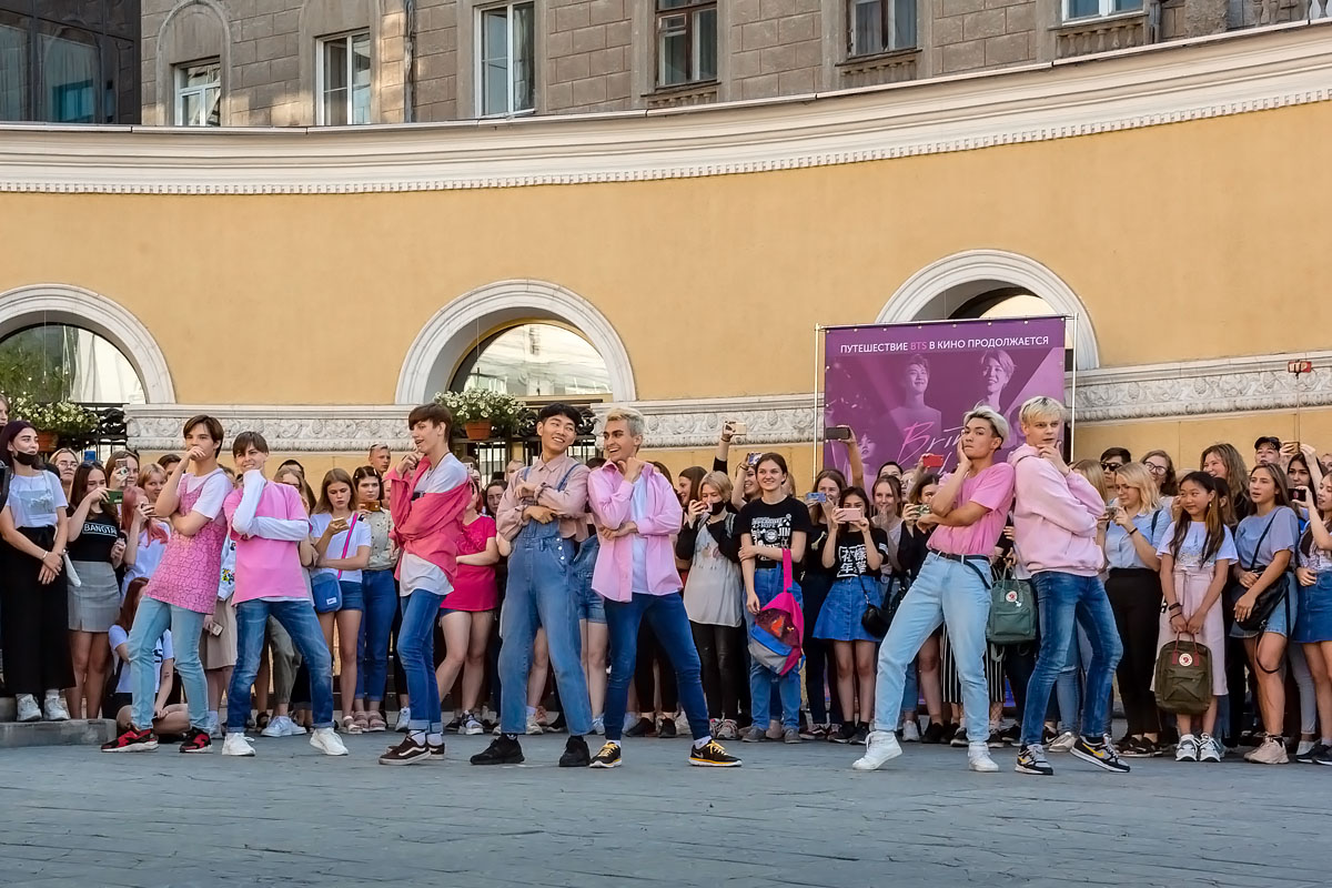 Фотографии с&nbsp;танцевального флешмоба BTS