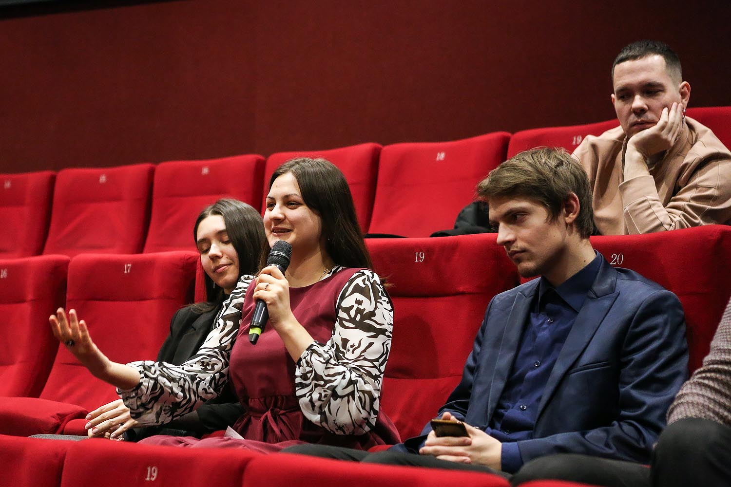 «Снег в моем дворе»: тихая поэзия повседневности