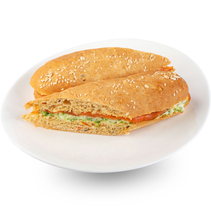 Сэндвич с лососем слабой соли и огуречным салатом