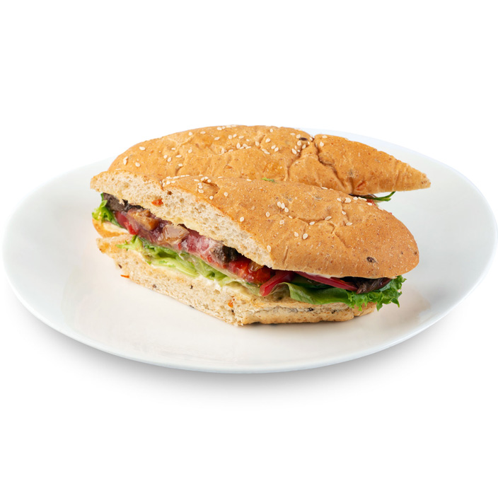 Сэндвич с маринованным ростбифом  и томатами