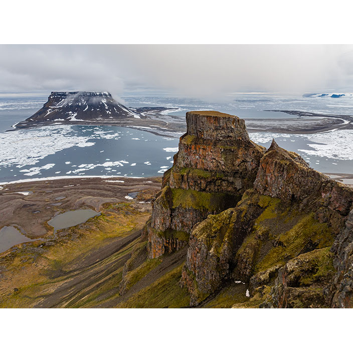 Фотография Вадима Махорова «Мы&nbsp;можем лишь смотреть друг на&nbsp;друга», 2024